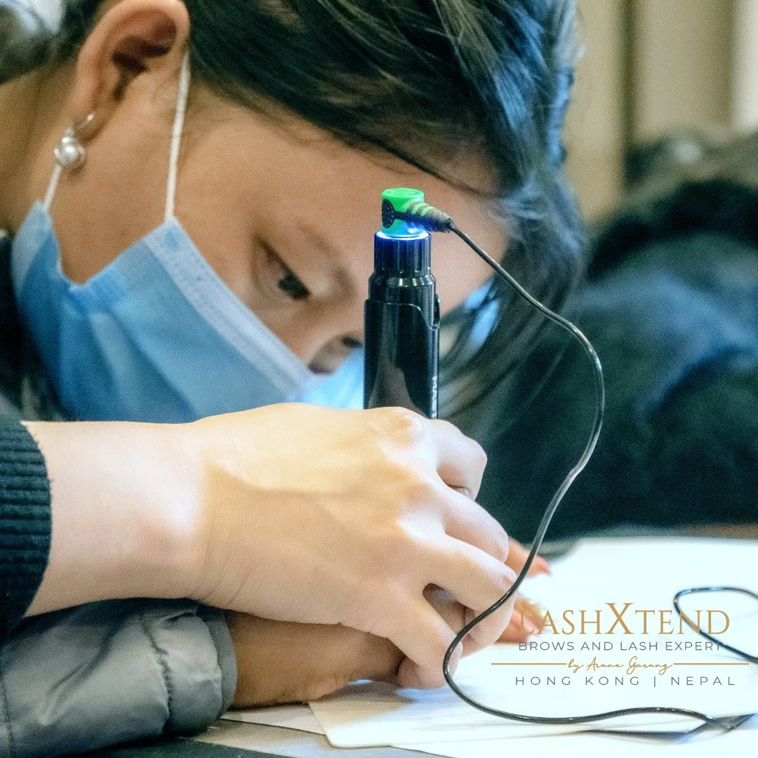 Artist applying extensions