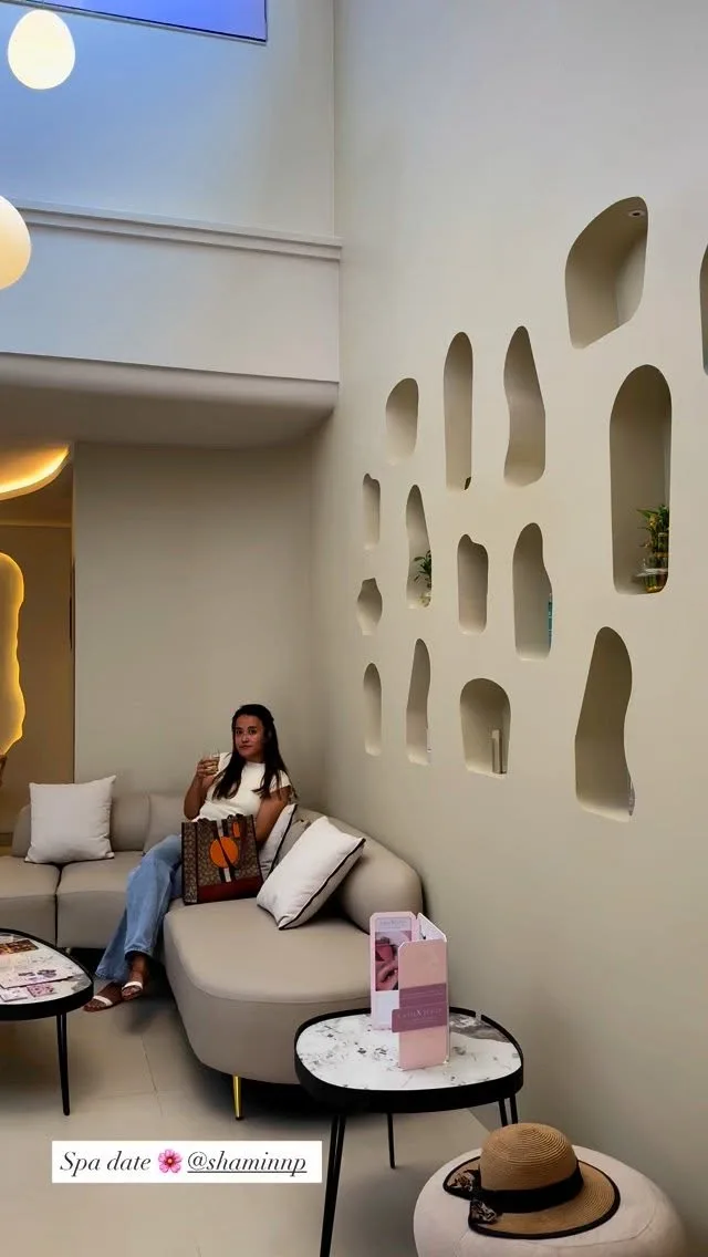Sculpted wall and lounge seating